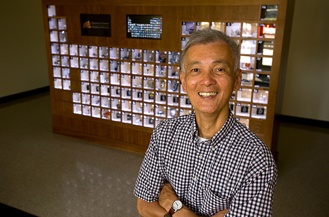 Professor Lawrence Que in front to elements display