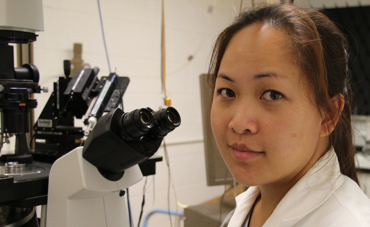 Kang Xiong-Hang, Ph.D., working in lab