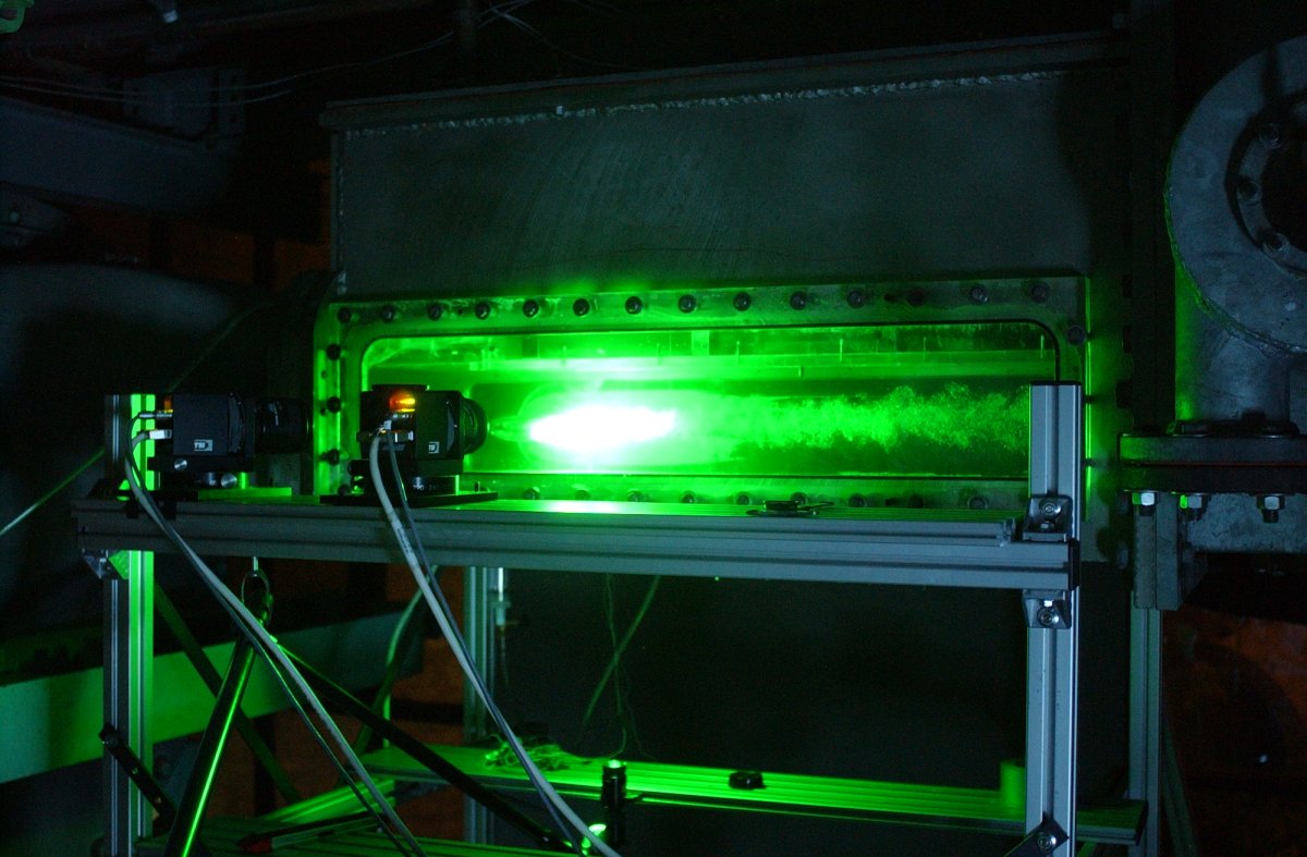 Full view of the water tunnel with green light optical techniques