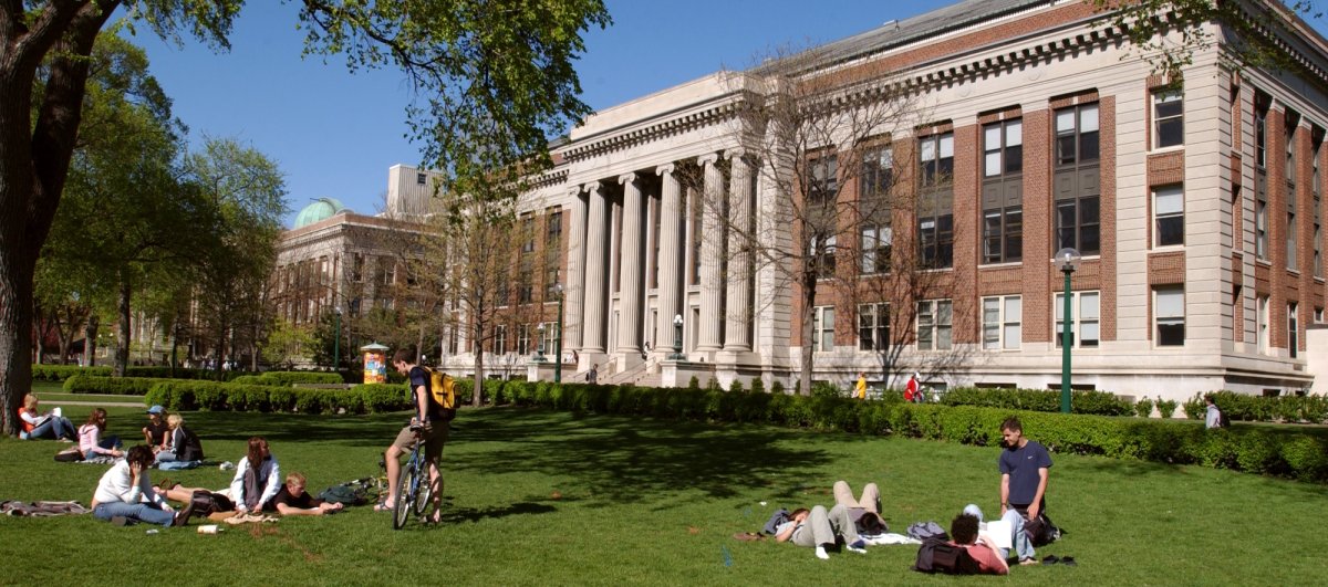 Students relaxing in front of Vincent Hall 