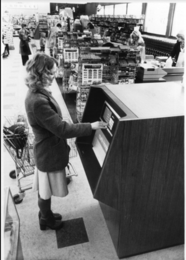 Early use of an ATM at Dahl’s Foods supermarket in Iowa, circa 1975.