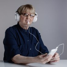 woman using tinnitus treatment device