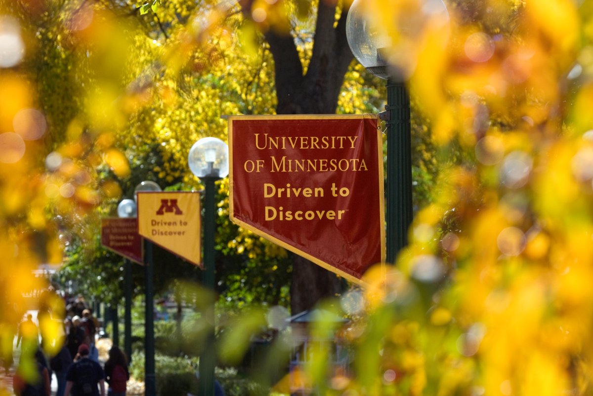 Banner on a lamppost that says "University of Minnesota Driven to Discover"