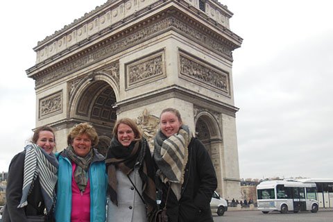 Students standing in front of the Arc du Triomphe in France