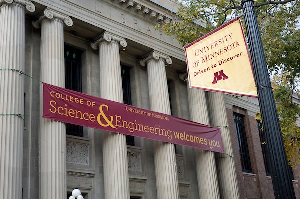 Walter Library with banner which reads "College of Science & Engineering welcomes you"