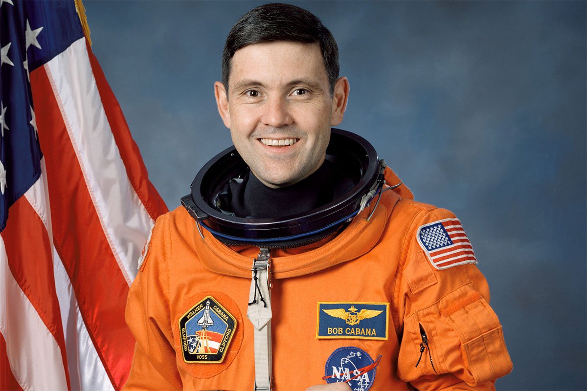 Headshot of Robert Cabana in astronaut suit